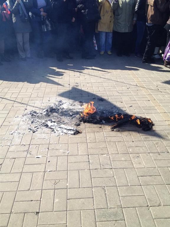 Участники пророссийского митинга в Донецке сожгли чучело Бандеры