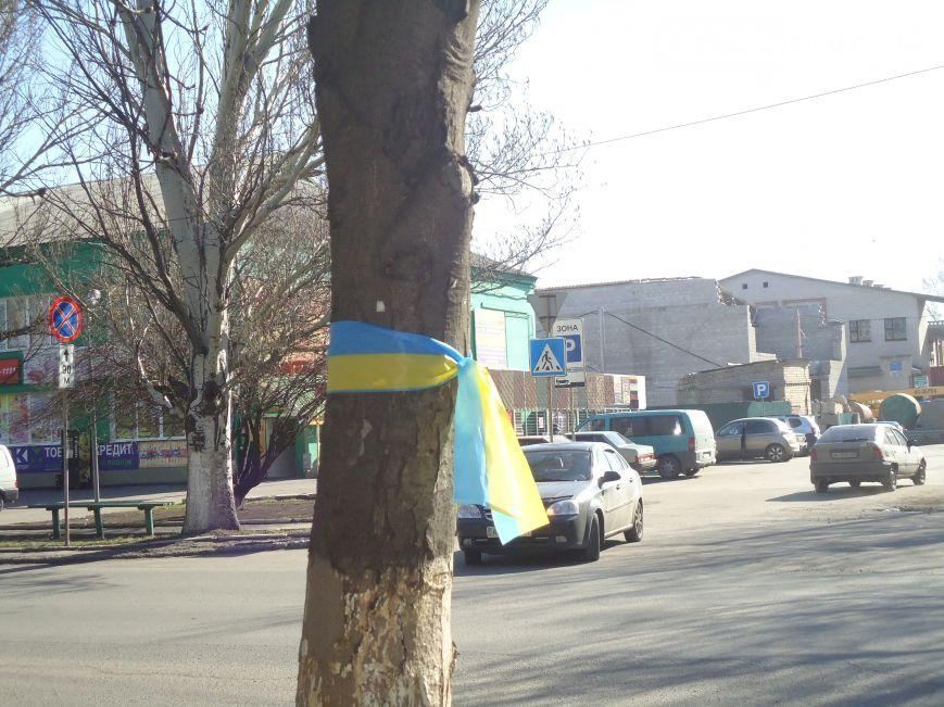 Центральні вулиці міста на Донеччині прикрасили національною символікою