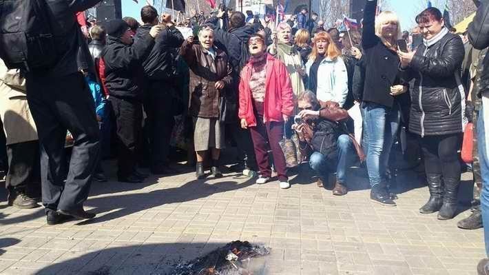 Учасники проросійського мітингу в Донецьку спалили опудало Бандери