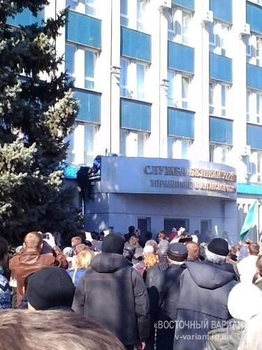 Сепаратисты захватили здание СБУ в Луганске: в ход пошли кирпичи и дымовые шашки