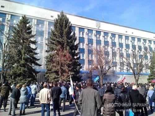 Сепаратисты захватили здание СБУ в Луганске: в ход пошли кирпичи и дымовые шашки