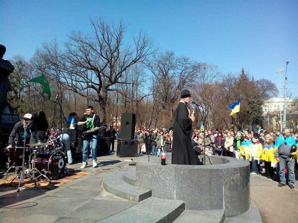 В Харькове митингующие просят Путина не мешать Украине