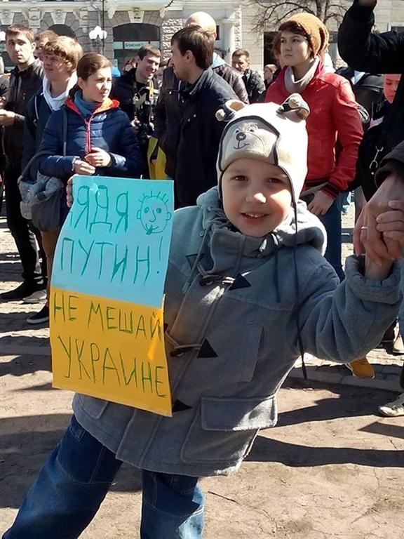 В Харькове митингующие просят Путина не мешать Украине