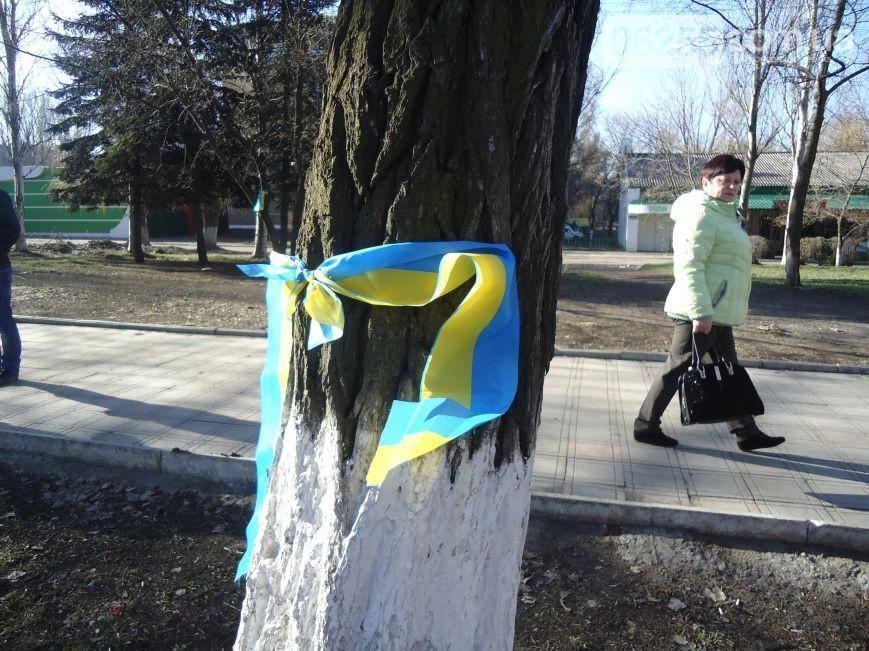 Центральные улицы города на Донетчине украсили национальной символикой