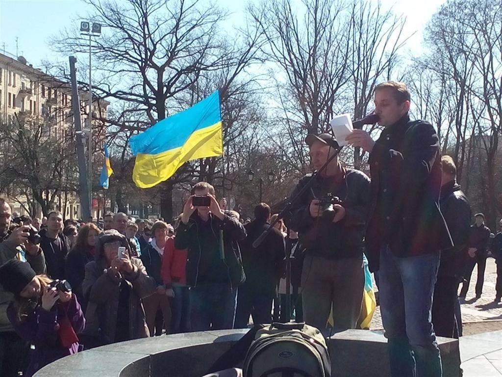 В Харькове митингующие просят Путина не мешать Украине