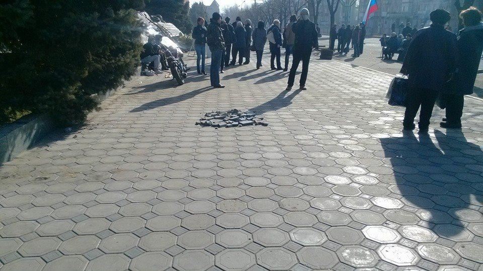 В Луганске сепаратисты распивают алкоголь в СБУ, зовут Януковича и перекрывают центр баррикадами