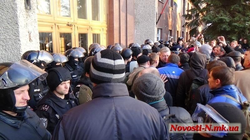 В Николаеве активисты попытались захватить ОГА. Прямая трансляция