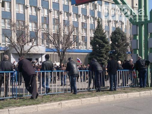 Захватчиков луганского СБУ оставили без воды и света