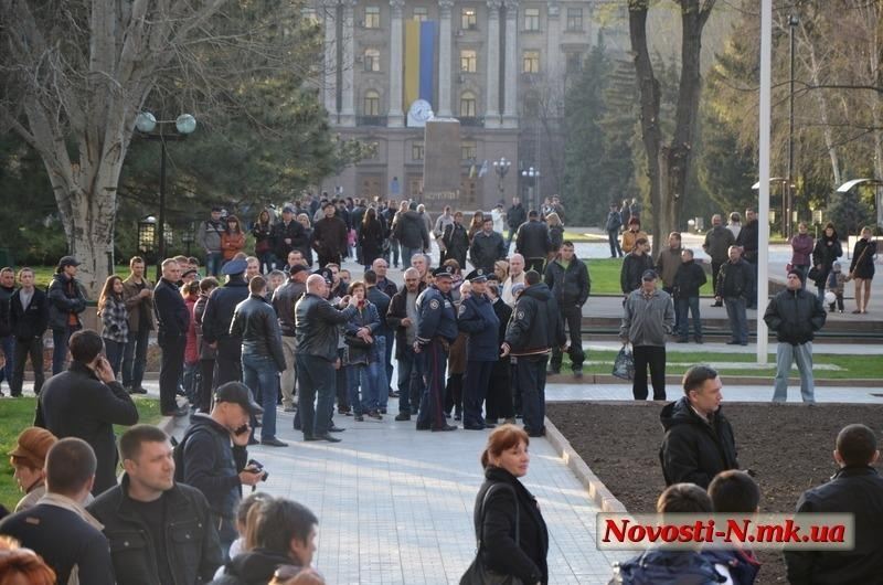 В Николаеве активисты попытались захватить ОГА. Прямая трансляция