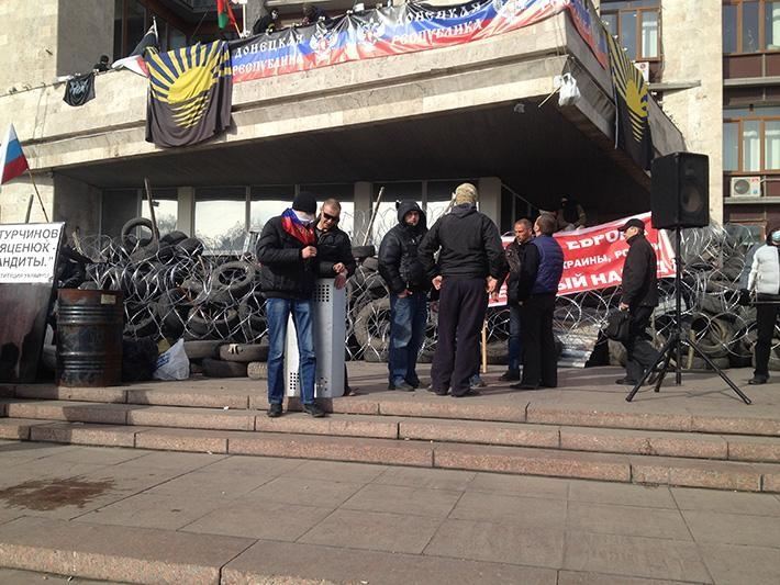 Сепаратисты установили флаг РФ на здании Донецкой ОГА
