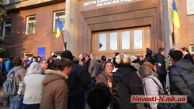 В Николаеве активисты попытались захватить ОГА. Прямая трансляция