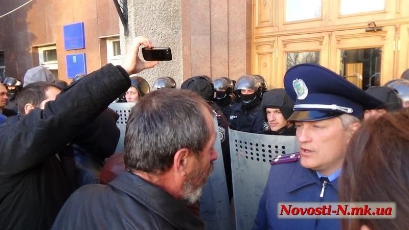 У Миколаєві активісти спробували захопити ОДА. Пряма трансляція