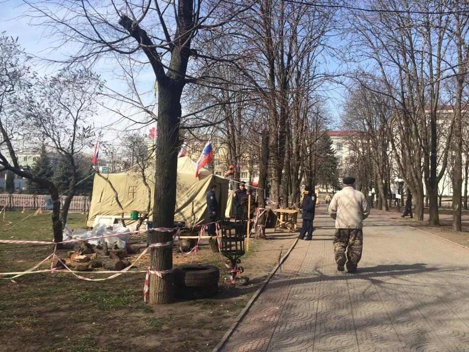 У Луганську сепаратисти розпивають алкоголь в СБУ, кличуть Януковича і перекривають центр барикадами
