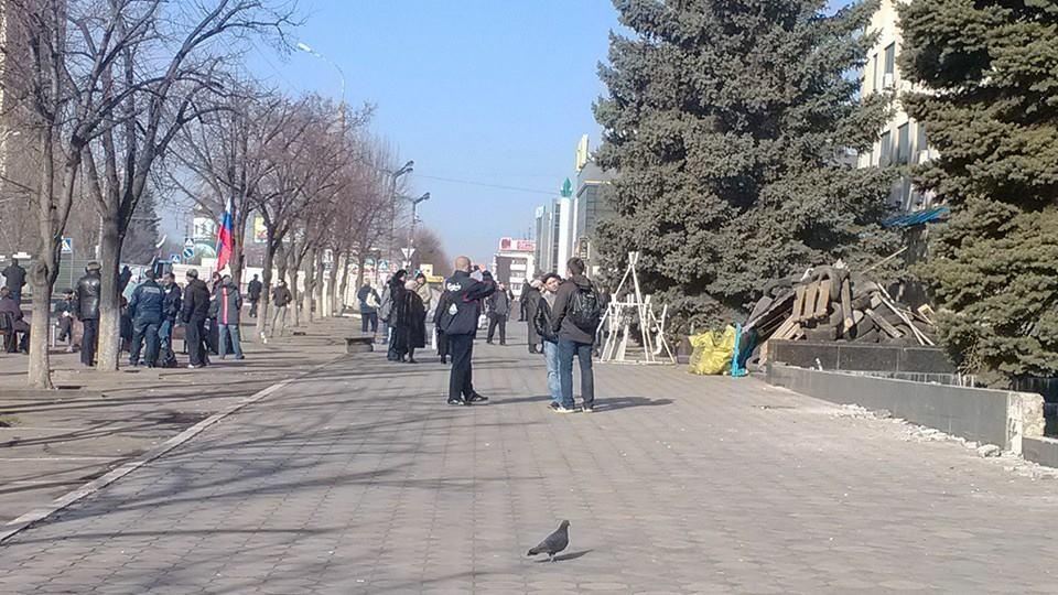 У Луганську сепаратисти розпивають алкоголь в СБУ, кличуть Януковича і перекривають центр барикадами