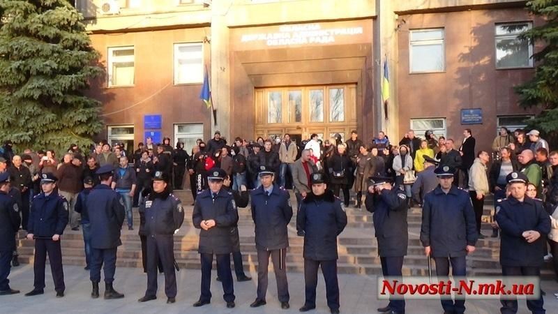 В Николаеве активисты попытались захватить ОГА. Прямая трансляция