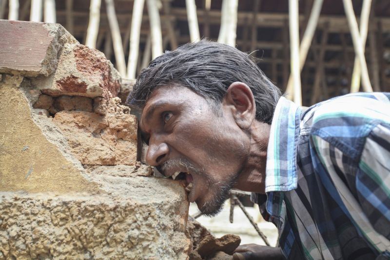 Індієць 20 років харчується цеглою і камінням