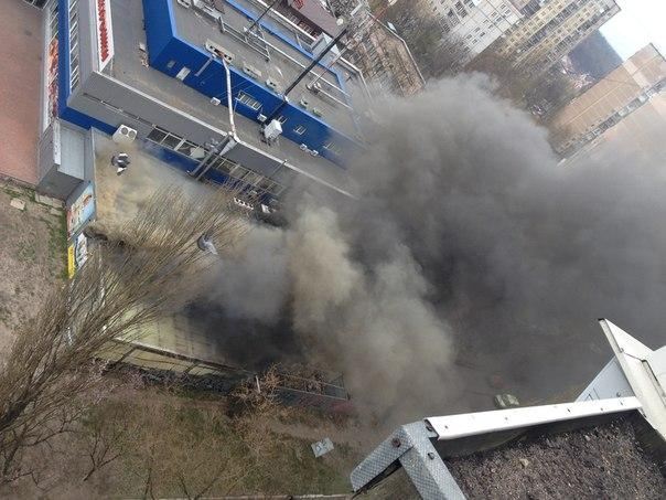 Масштабный пожар в Киеве: сгорел продуктовый склад супермаркета