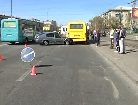 В Киеве легковушка, не тормозя, врезалась в маршрутку
