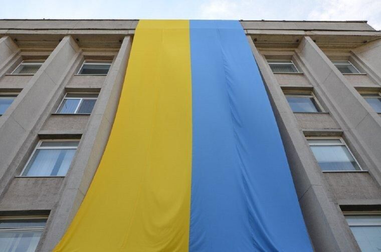 На здании Херсонского горсовета вывесили огромный флаг Украины