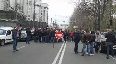 Протестующие автомобилисты перекрыли улицу Грушевского