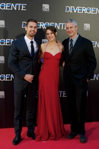 Красное вечернее платье состарило 22-летнюю актрису