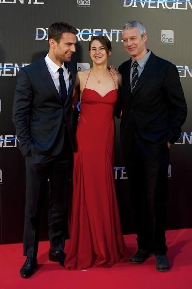 Красное вечернее платье состарило 22-летнюю актрису