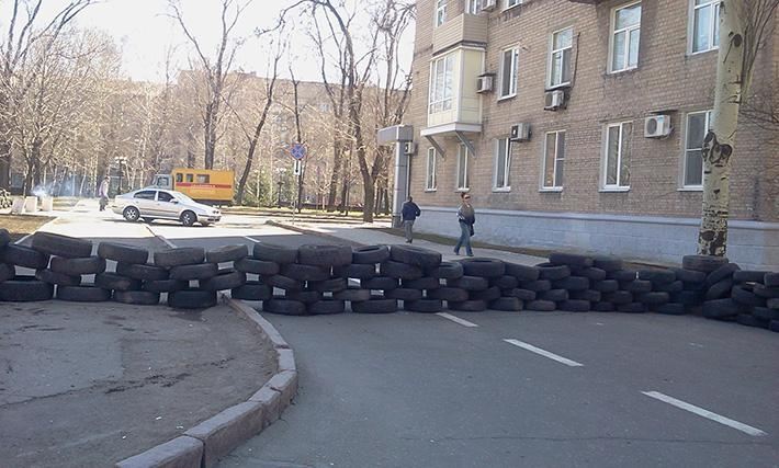 Загарбники Донецької ОДА готуються до "вирішального штурму", жінок просять не йти