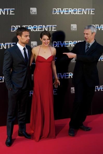 Красное вечернее платье состарило 22-летнюю актрису