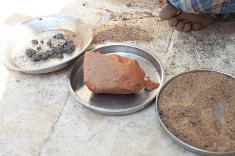 Индиец 20 лет питается кирпичами и камнями
