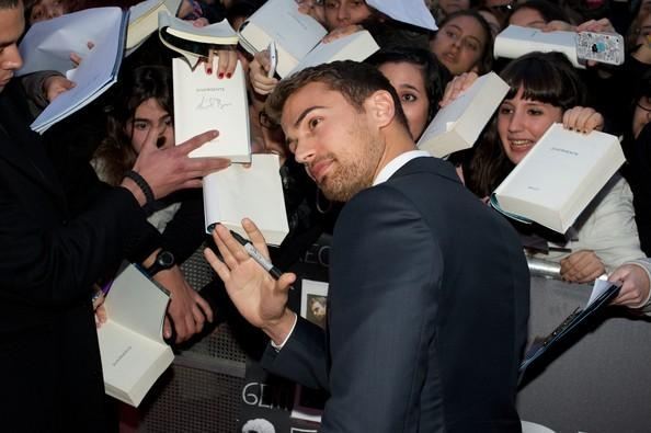 Красное вечернее платье состарило 22-летнюю актрису