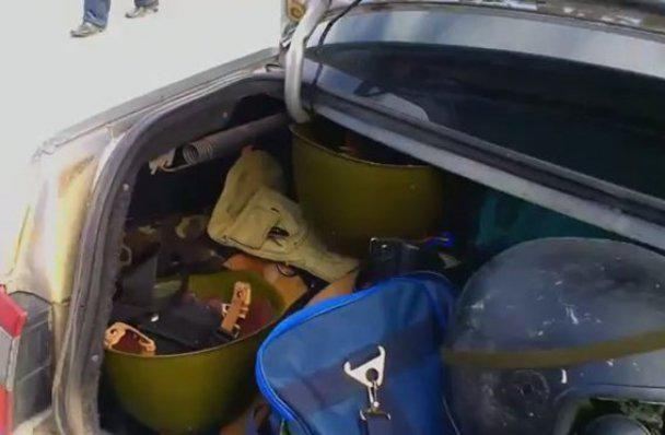 В Луганске местные жители перевозили оружие в автомобиле