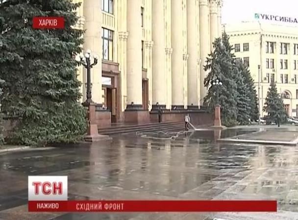 В освобожденной от сепаратистов Харьковской ОГА обнаружили гору брусчатки