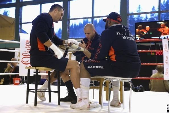 Владимир Кличко завершает подготовку к бою с Леапаи