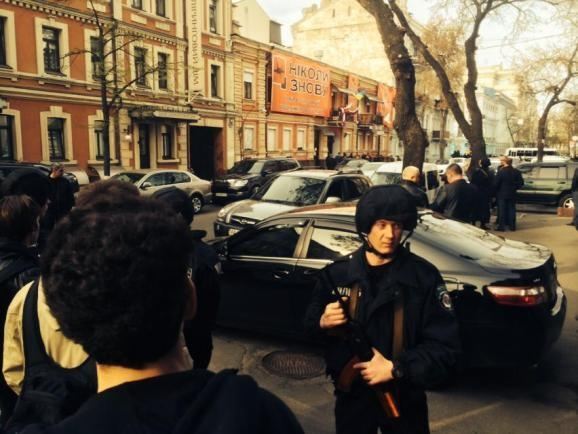 Милиция окружила оккупированный офис КПУ в Киеве