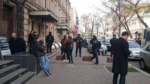 Міліція оточила окупований офіс КПУ в Києві