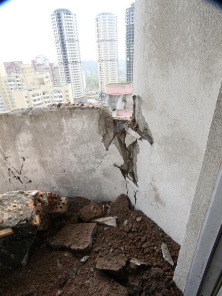В Киеве с 21-го этажа многоэтажки обрушился балкон