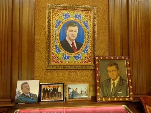 Куклу Януковича и картины из Межигорья покажут на выставке в музее
