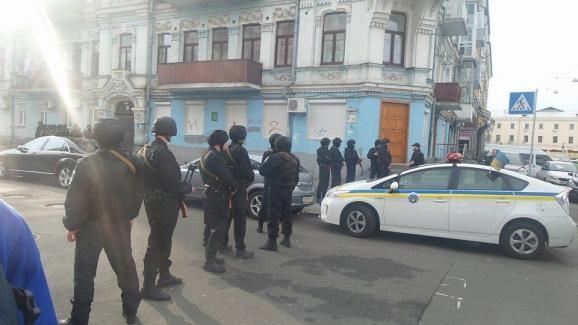Міліція оточила окупований офіс КПУ в Києві
