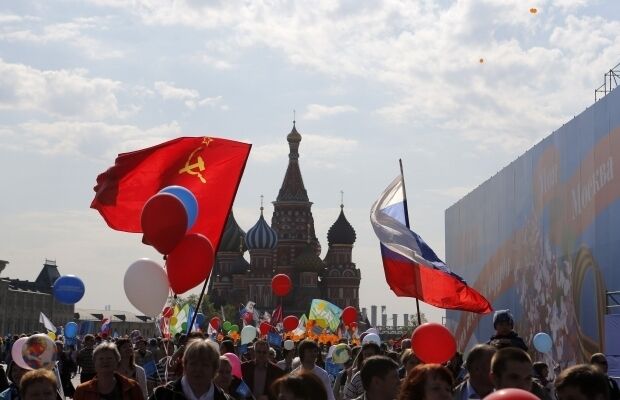Первомай в Москве: прославление Сталина и оскорбление Обамы