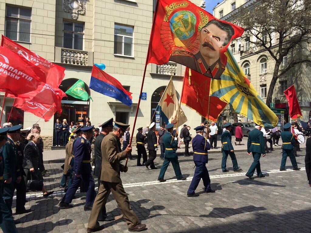 У Харкові комуністи і сепаратисти провели ходу проти "хунти"