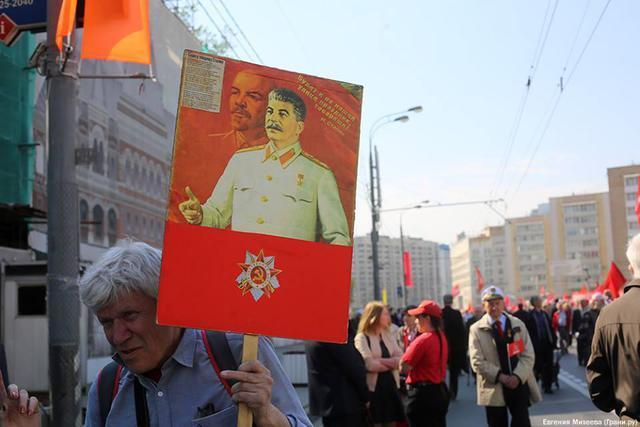 Первомай в Москве: прославление Сталина и оскорбление Обамы