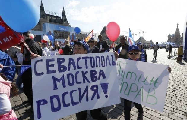 Первомай в Москве: прославление Сталина и оскорбление Обамы