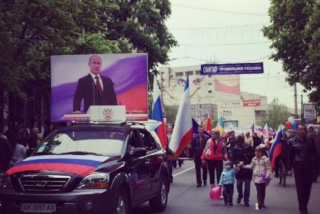 Крымчан на Первомай заставили "добровольно" надеть кокошники - СМИ