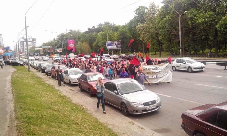 В Киеве анархисты потребовали поднять зарплаты во всех секторах экономики