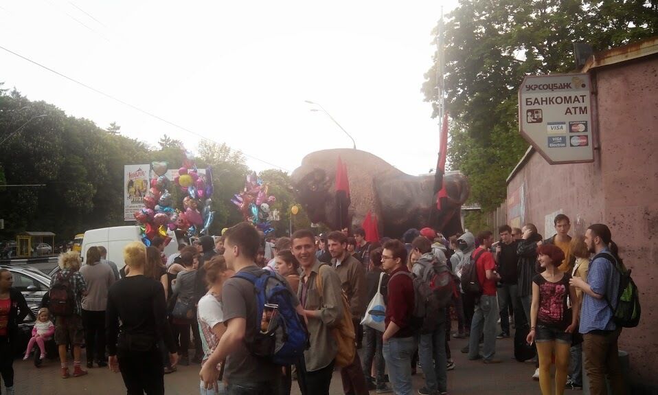 В Киеве анархисты потребовали поднять зарплаты во всех секторах экономики