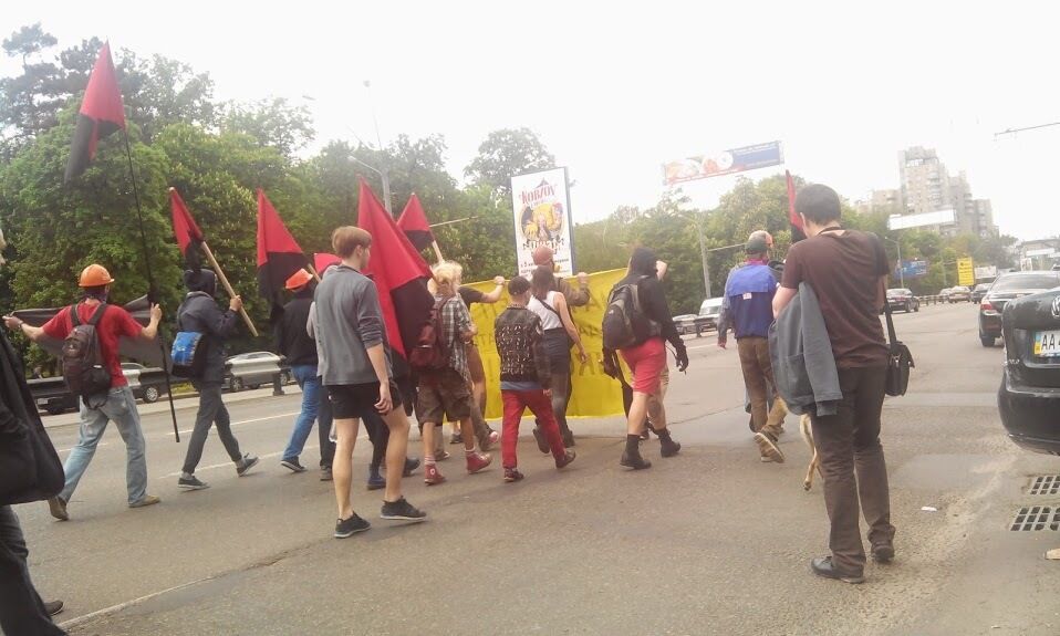 В Киеве анархисты потребовали поднять зарплаты во всех секторах экономики