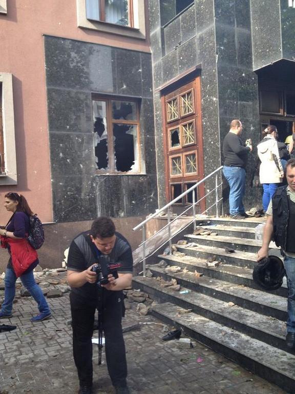 У захваченной прокуратуры в Донецке под крики "Россия" сожгли флаг Украины