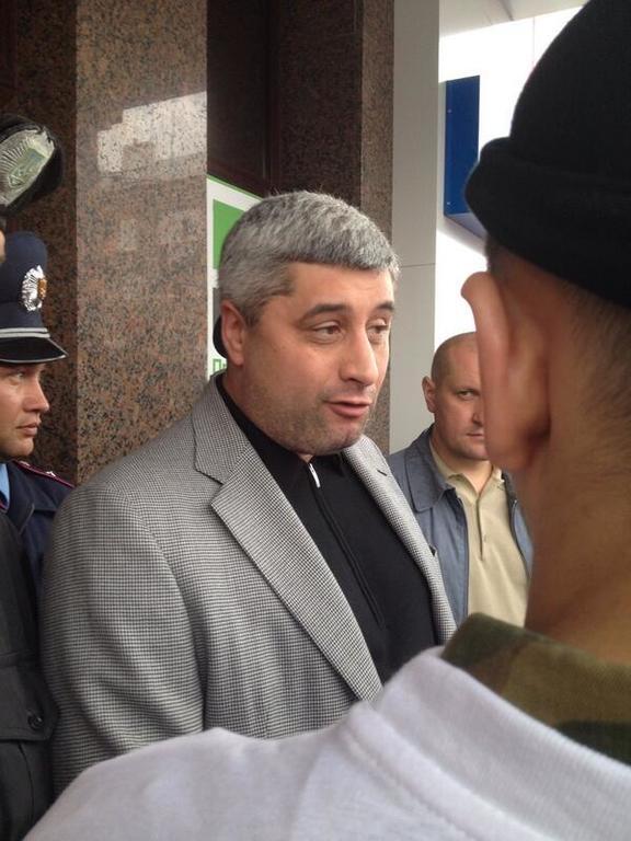 Пособники террористов пикетируют Донецкое горуправление милиции