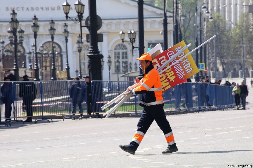 После первомайской демонстрации в Москве люди выбросили флаги РФ в мусорник