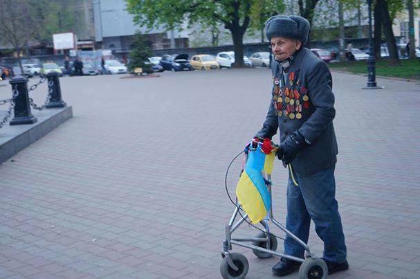 Одесситы разыскали взорвавшего сеть ветерана с флагом Украины